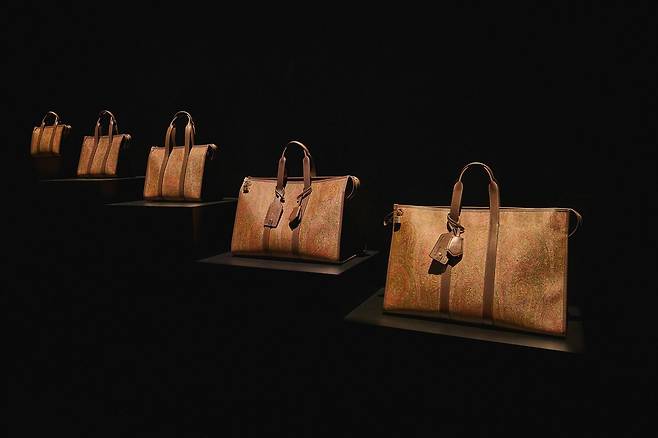 매번 다른 색채를 완성하는 원단 덕분에 각각의 고유한 독특함을 지닌 아르니카 핸드백.