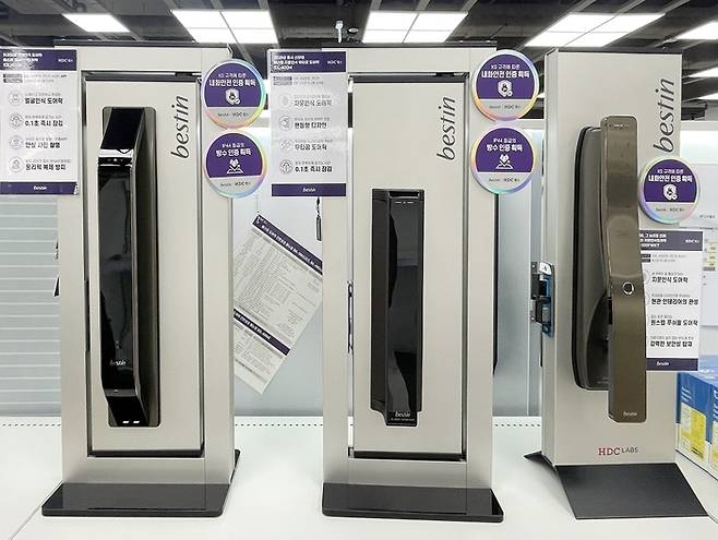 롯데하이마트 입점된 베스틴 도어락 (왼쪽부터) IDL-400R, 400M, 300FWKT. 사진=베스틴