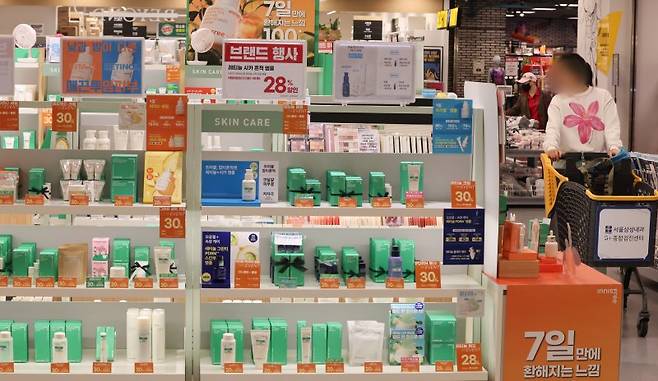 지난 4월 8일 서울 시내의 한 대형마트 화장품코너. 뉴스1