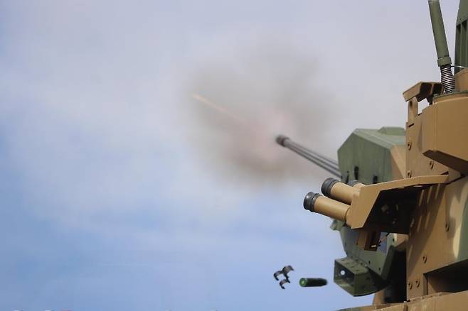 육군은 지난달 30일부터 강원도 고성 해안 일대에서 대공 실사격 훈련을 실시했다고 2일 밝혔다.이번 훈련은 적 공중위협 대비 방공작전능력 향상과 저고도 대공방어태세 강화를 목적으로 계획되었다. 사진은 21보병사단 천호가 표적기를 향해 30mm 대공포를 발사하고 있다. 육군 제공