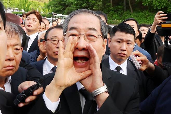 2일 오후 광주 북구 국립 5·18 민주묘지를 찾은 한덕수 전 총리가 광주비상행동 등 시민·사회단체 관계자들의 반발에 가로 막히자 "저도 호남 사람"이라며 참배를 호소하고 있다. 2025.5.2 /연합뉴스