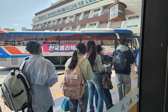 고속버스에&nbsp;탑승하려는 승객들이 줄 지어져 있다.