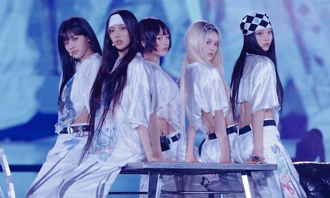 그룹 뉴진스가 지난해 6월26~27일 일본 도쿄돔에서 팬미팅 ‘버니즈 캠프’ 무대를 선보이고 있다. 어도어 제공