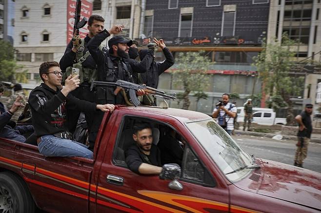 30일(현지시각) 시리아 다마스쿠스 남부 지역에 시리아 정부군이 배치되었다. 앞서 드루즈족과의 충돌로 최소 11명의 정부군이 사망했다. 다마스쿠스/AP 연합뉴스