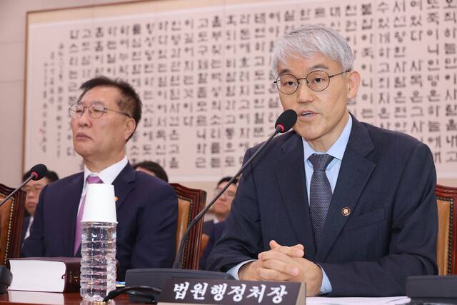 2일 서울 여의도 국회에서 열린 법제사법위원회 전체회의에서 천대엽 법원행정처장이 의원 질의에 답하고 있다. 연합뉴스