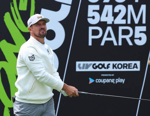 크러셔스 팀의 브라이슨 디섐보가 2일 인천 송도 잭 니클라우스 골프클럽 코리아에서 열린 LIV골프 코리아 1라운드 3번홀에서 티샷하고 있다.