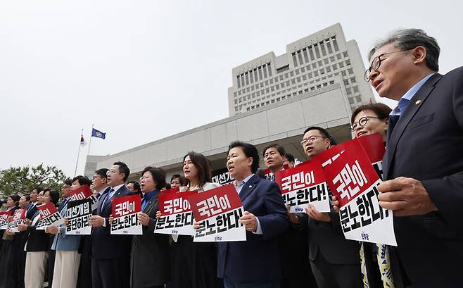 더불어민주당 의원들이 2일 오후 서울 서초구 대법원 앞에서 기자회견을 열어 대법원의 이재명 대선 후보의 공직선거법 위반 사건 상고심 결과를 규탄하고 있다. 신소영 기자 viator@hani.co.kr