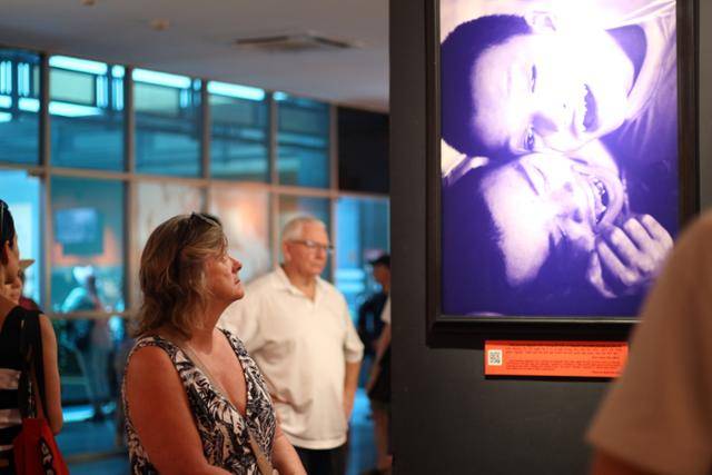 지난달 15일 베트남 호찌민시 전쟁증적 박물관 내 고엽제 피해자 전시관에서 한 관광객이 고엽제 피해자 모습이 담긴 전시물을 관람하고 있다. 호찌민=허경주 특파원