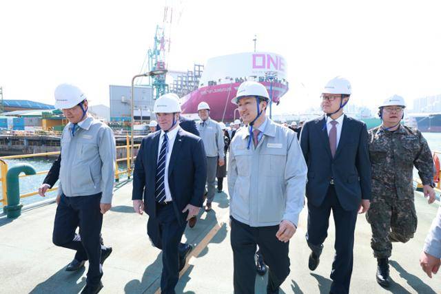 정기선 HD현대 수석부회장이 4월 30일 HD현대중공업 울산 본사를 방문한 존 펠란 미 해군성 장관에게 특수선 야드에서 건조 중인 함정들을 설명하고 있다. HD현대중공업 제공