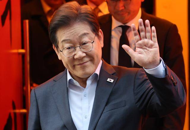 이재명 더불어민주당 대선 후보가 1일 서울 종로구의 한 포장마차에서 열린 비전형 노동자 간담회를 마치고 나오며 지지자들을 향해 손을 들어 인사하고 있다. 뉴시스