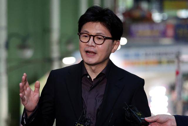 한동훈 제21대 대통령 선거 국민의힘 경선 후보가 1일 대구 중구 서문시장에서 이재명 더불어민주당 대통령 후보의 공직선거법 위반 사건에 대한 대법원의 유죄 취지 파기환송 판결과 관련해 취재진의 질문에 답하고 있다. 대구=뉴시스