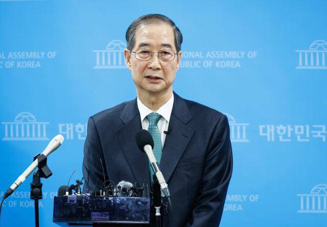 한덕수 전 대통령 권한대행 국무총리가 2일 서울 여의도 국회 소통관에서 제21대 대통령 선거 출마를 선언한 뒤 취재진 질문에 답하고 있다. 뉴스1