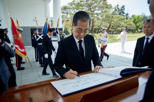 대선 출마 선언을 한 한덕수 전 국무총리가 2일 서울 동작구 국립서울현충원에서 참배를 마친 후 방명록을 작성하고 있다. 한 전 총리 측 제공