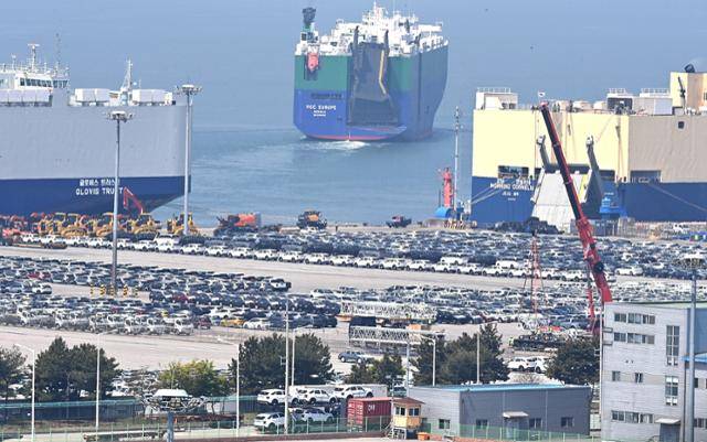 수출용 차량들이 지난달 29일 경기 평택항 자동차 전용 부두에 세워져 있다. 뉴시스