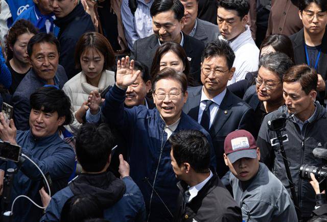 골목골목 경청투어: 접경벨트편에 나선 이재명 더불어민주당 대선 후보가 2일 강원 화천군 화천공영버스터미널 인근에서 지지자들을 향해 인사하고 있다. 뉴스1