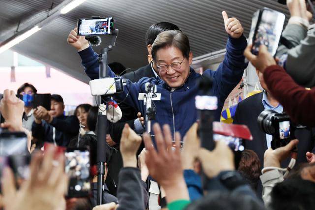 이재명 더불어민주당 대선 후보가 2일 강원 고성군 거진전통시장에서 상인과 주민들과 인사를 나누고 있다. 뉴시스