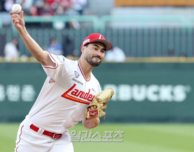 2025 KBO리그 프로야구 SSG 랜더스와 삼성 라이온즈의 경기가 29일 오후 인천SSG랜더스필드에서 열렸다. SSG 선발 화이트가 등판해 피칭을 하고 있다. 인천=김민규 기자 /2025.04.29/