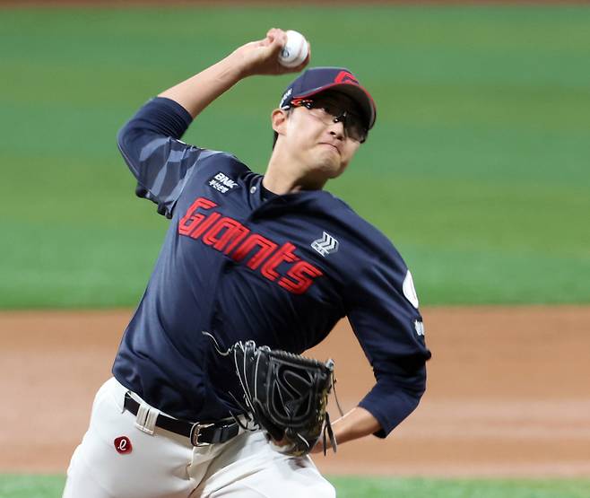 30일 오후 서울 고척스카이돔에서 열린 2025 프로야구 롯데 와 키움 경기. 롯데 선발 박세웅이 역투하고있다. 고척=정시종 기자 capa@edaily.co.kr /2025.04.30.