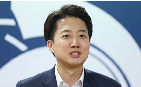 이준석 개혁신당 대선 후보가 1일 대학생들과의 소통을 위한 '학식먹자 이준석' 플랫폼 두번째 학교로 서울 동대문구 한국외국어대학교를 찾아 학생들과의 대화를 마친 뒤 취재진 질문에 답하고 있다. [사진=연합뉴스]
