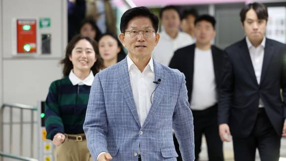 김문수 국민의힘 대선 경선 후보가 2일 서울 강남구 수서역에서 청년서포터즈와 GTX-A를 탑승하기 위해 탑승구로 이동하고 있다. [사진=연합뉴스]