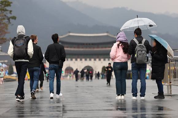 비 내리는 서울 종로구 광화문 광장을 시민들이 걸어가고 있다. [사진=연합뉴스]