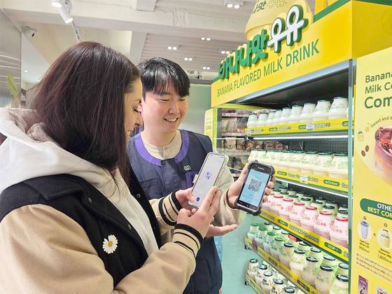 CU는 명동, 홍대, 인천공항 등 외국인의 방문 비율이 높은 직영점 5곳에 영어, 일본어, 중국어, 체코어 등 38개 언어를 대상으로 하는 PDA AI 통역 서비스를 도입해 운영 중이다. [사진 BGF리테일]