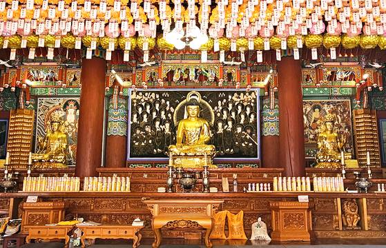 고운사 대웅보전 불상. 장정 서너 명도 옮기지 못했다.