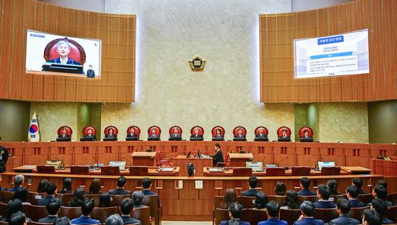 이재명 더불어민주당 대선후보의 공직선거법상 허위사실공표 혐의에 대한 상고심이 1일 오후 대법원에서 열렸다. 조희대 대법원장(오른쪽 여섯째) 등 대법원 전원합의체는 이날 이 후보의 항소심 무죄를 파기하고 유죄 취지로 환송했다. [사진 사진공동취재단]