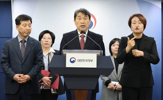 2일부터 대통령 권한대행을 수행하는 이주호 사회부총리 겸 교육부 장관이 지난달 7일 서울 종로구 정부서울청사에서 학생 복귀 및 의대교육 정상화 관련 브리핑을 하고 있다. 뉴스1