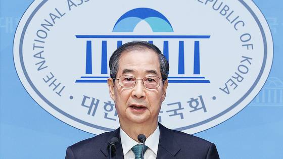 한덕수 전 국무총리가 2일 서울 여의도 국회 소통관에서 대통령 선거 출마를 선언하고 있다. 연합뉴스