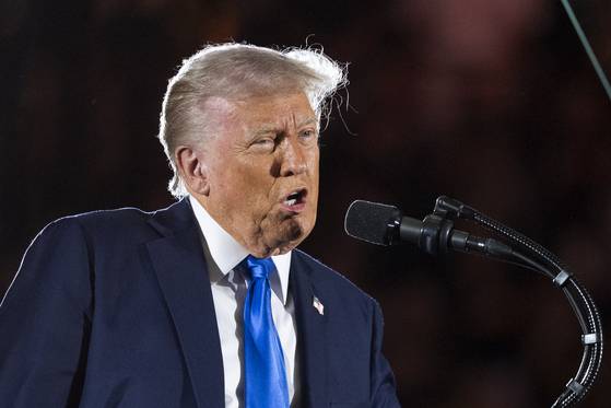 도널드 트럼프 미국 대통령이 1일(현지시간) 앨라배마대 졸업식에서 축사하고 있다. AP=연합뉴스