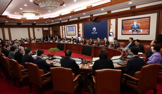 이주호 대통령 권한대행 부총리 겸 교육부 장관이 2일 서울 종로구 정부서울청사에서 열린 국무회의에서 발언을 하고 있다. [사진 교육부]