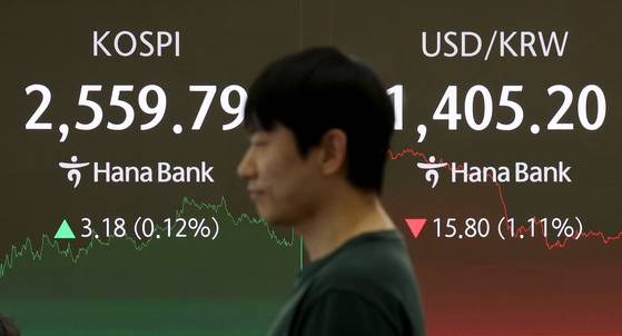 2일 서울 중구 하나은행 딜링룸에서 딜러들이 업무를 보고 있다. 이날 코스피는 전 거래일(2556.61)보다 3.18포인트(0.12%) 상승한 2559.79에, 코스닥 지수는 전 거래일(717.24)보다 4.62포인트(0.64%) 오른 721.86에 거래를 마무리했다. 서울 외환시장에서 원/달러 환율은 전 거래일 주간 거래 종가(1421원)보다 15.7원 내린 1405.3원에 주간 거래를 마쳤다. 뉴시스