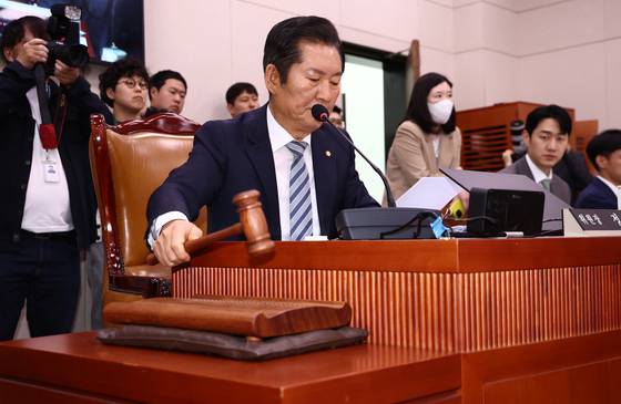 정청래 법제사법위원장이 2일 오후 서울 여의도 국회에서 열린 법제사법위원회 전체회의에서 안건을 상정하며 의사봉을 두드리고 있다. 뉴스1