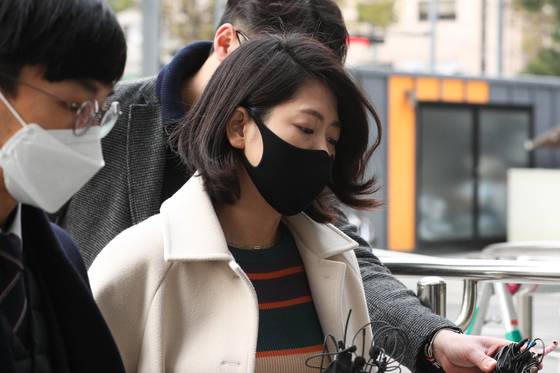 권남희 머지플러스 대표가 2021년 12월 영장실질심사를 받기 위해 서울 양천구 남부지법으로 출석하고 있는 모습. 뉴스1