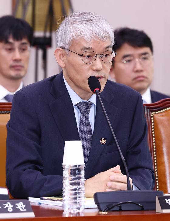 천대엽 법원행정처장이 2일 오후 서울 여의도 국회에서 열린 법제사법위원회 전체회의에서 의원 질의에 답변하고 있다. 뉴스1