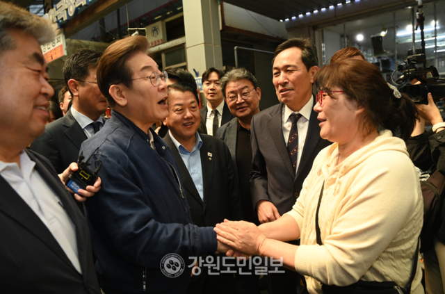 ▲ 더불어민주당 이재명 대선 후보가 2일 철원 동송시장을 찾아 지지자와 악수하고 있다. 서영 기자