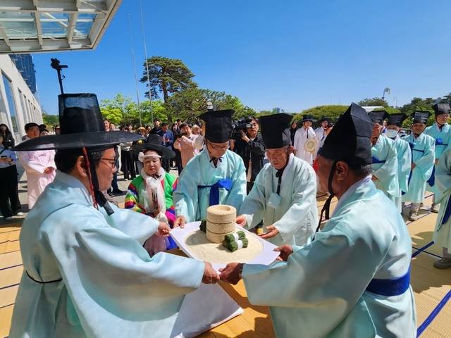 ▲ 2025 강릉단오제 신주미 봉정 행사가 2일 강릉시청에서 열린 가운데 김홍규 시장이 신주미를 내려주고 있다. 이연제