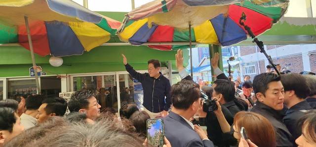 더불어민주당 이재명 대선 후보가 2일 국민과 직접 만나 민심을 듣는 ‘경청 투어’를 위해 접경지역인 인제군을 방문했다. 이동명