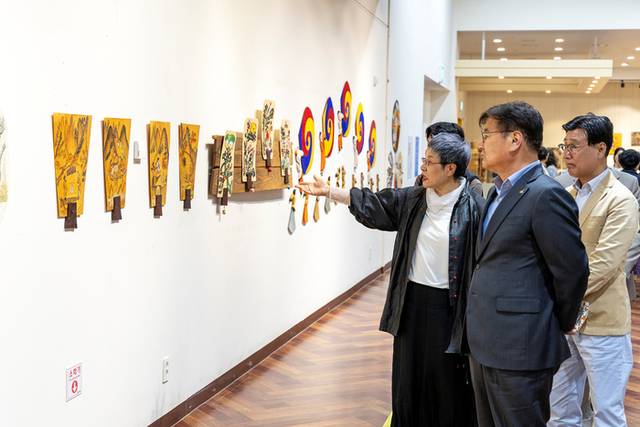 ▲ 이정옥 민화 작가가 최명서 군수 등 방문객들에 작품을 설명하고 있다.