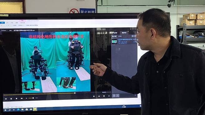 중국과학원 교수가 웨어러블 로봇을 설명하고 있다. / 사진=강경주 기자