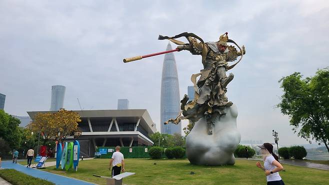 선전 국가인재공원에서 인근 테크 기업의 연구원들이 조깅을 하고 있다. / 사진=강경주 기자