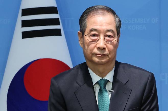 한덕수 전 국무총리가 2일 서울 여의도 국회 소통관에서 대통령 선거 출마 선언에 앞서 인사를 위해 이동하고 있다. 사진=연합뉴스