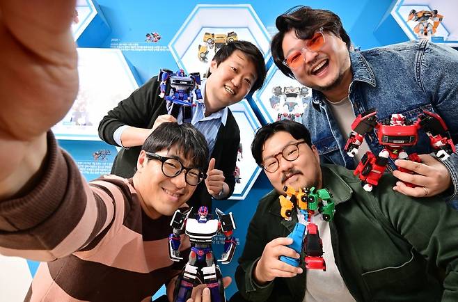 (왼쪽 아래부터 시계방향 순) 민경도, 이승현, 김혁, 안유성 영실업 완구 디자이너