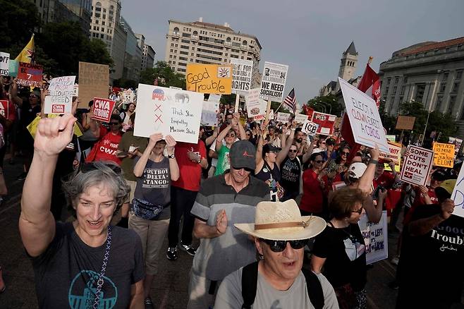 미국 시민들이 1일(현지시간) 워싱턴에서 열린 노동절 집회에서 손팻말을 들고 있다. AFP연합뉴스
