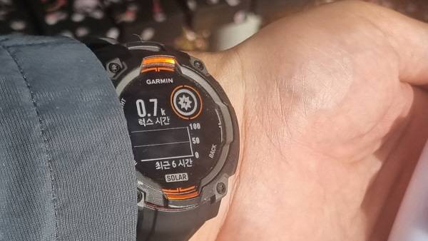 지난달 22일 길을 걸으면서 가민 인스팅트 3 솔라 제품으로 태양광 충전을 했다. 걸으면서 태양광 충전을 할 때에는 스트랩(밴드)을 약간 느슨하게 하고 손목 안쪽으로 워치 위쪽으로 향하게 하면 편했다. 정옥재 기자