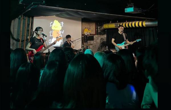지난해 5월 열린 ‘오방가르드 6주년 공연 시리즈’에서 밴드 ‘해서웨이’가 공연 중인 모습. 오방가르드 제공