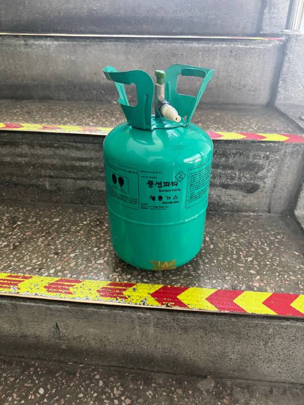 익명의 기부자가 두고 간 헬륭가스 저금통. 부산소방재난본부 제공