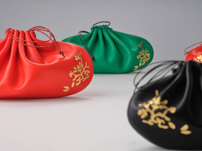 Durujumeoni, a traditional Korean leather pouch worn around the waist (Korea Heritage Service)