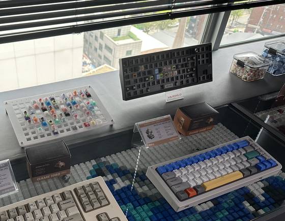 Keyboard swtiches and a plate are displayed at the keyboard testing cafe Funkeys in Yongsan District, central Seoul, on April 21. [WOO JI-WON]